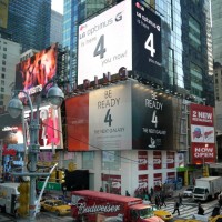 LG trumps Samsung's S4 launch with copycat poster