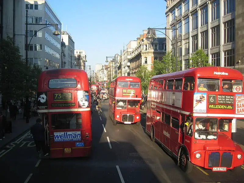 800px-Heavy_Bus_Traffic_on_Oxford_Street