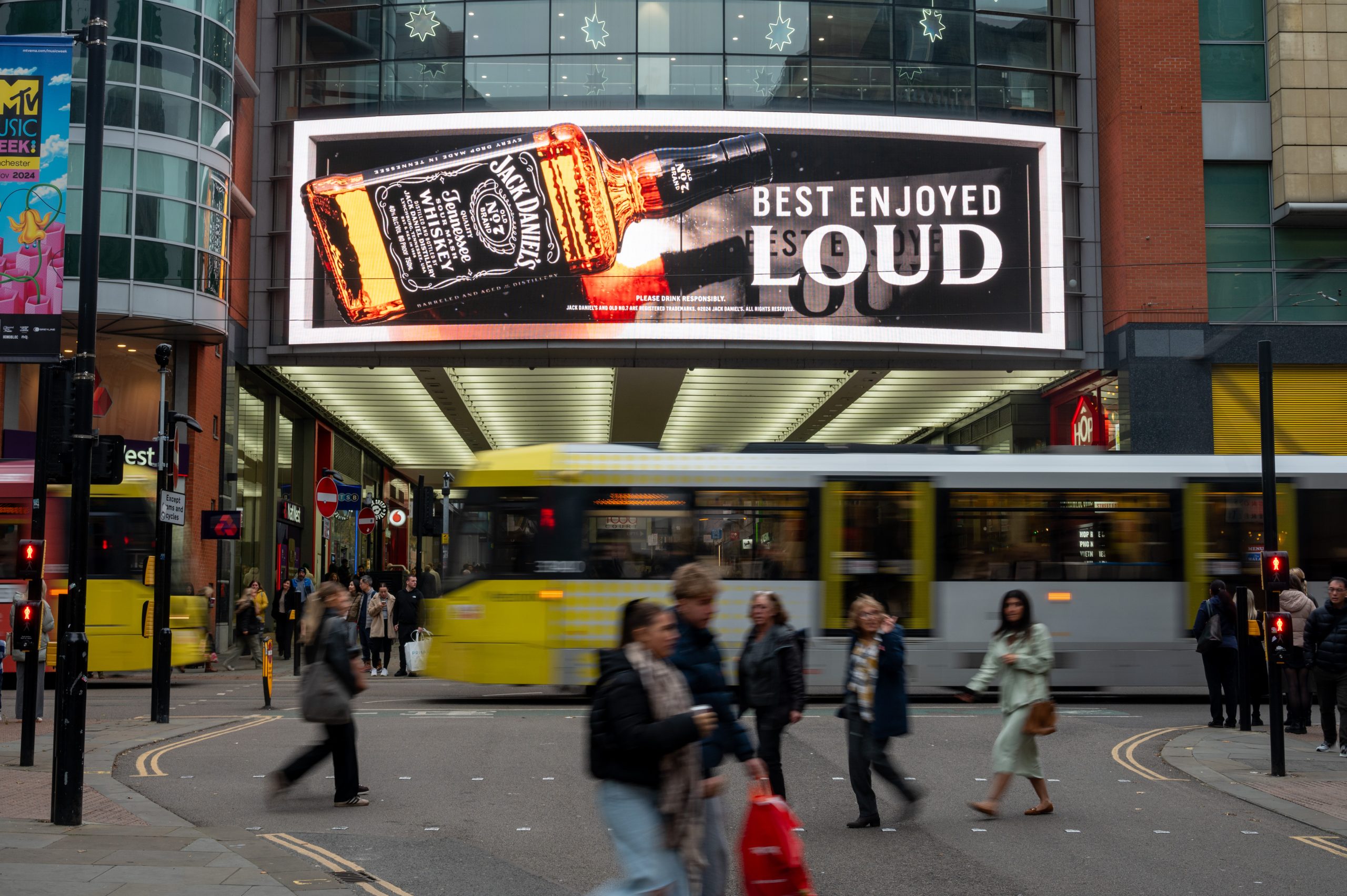 ‘The Attention Dividend’ – new research shows premium large format DOOH beats digital channels